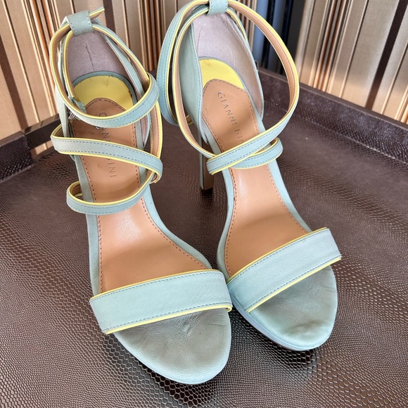 Gianni Bini platform heels in size 7.5M - Picture 7 of 7